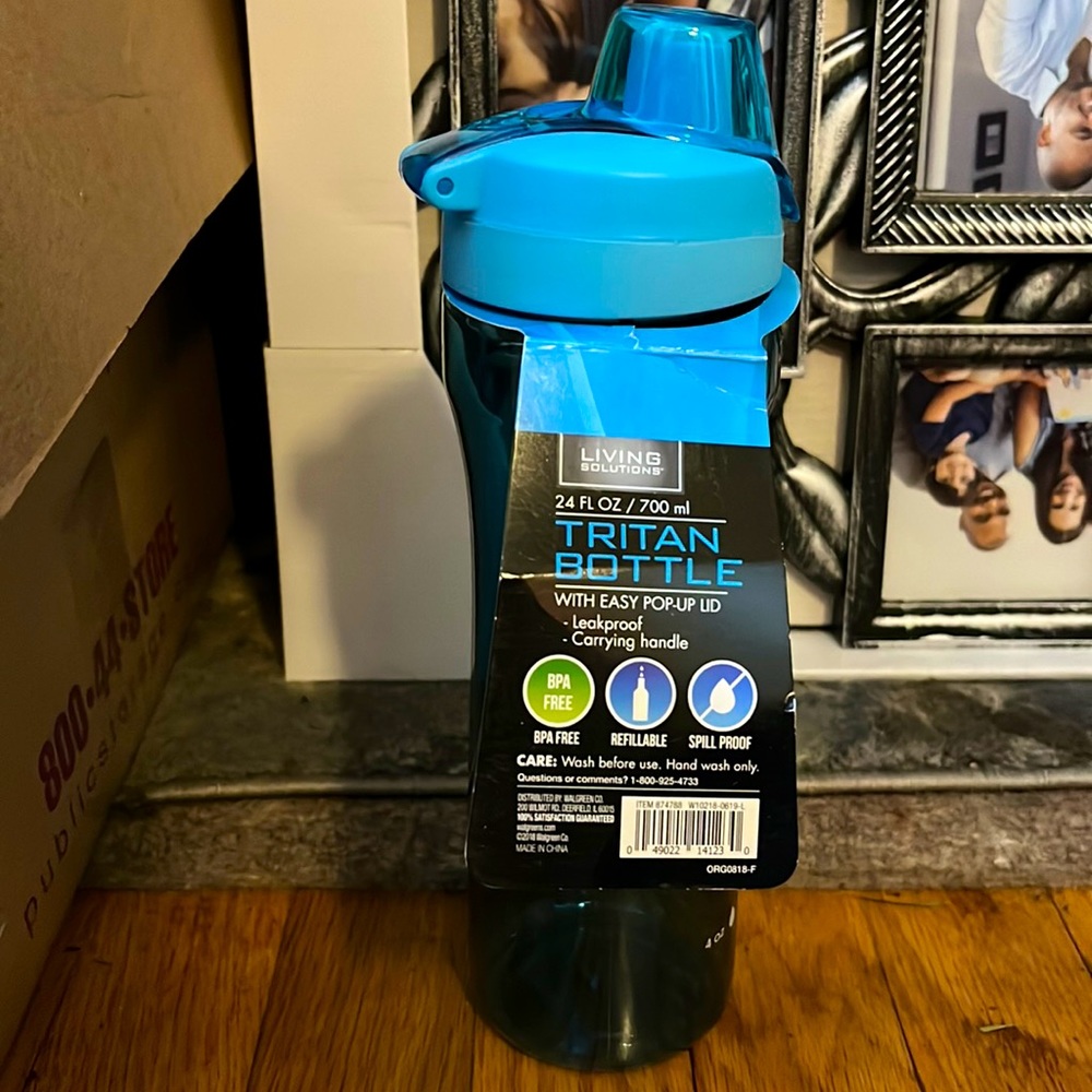 NWT 24 FL oz. Pop up lid Water Bottle